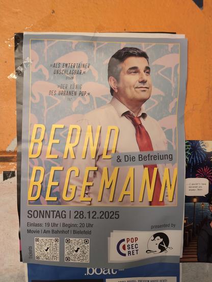 Foto eines Plakats mit einem Foto, das Bernd Begemann in einem hellen Hemd mit rotem Schlips zeigt.

»Als Entertainer unschlagbar« Stern

»Der König des urbanen Pop« taz

Bernd Begemann & Die Befreiung

Sonntag | 28.12.2025

Einlass: 19 Uhr | Beginn: 20 Uhr

Movie | Am Bahnhof | Bielefeld

presented by Pop Secret