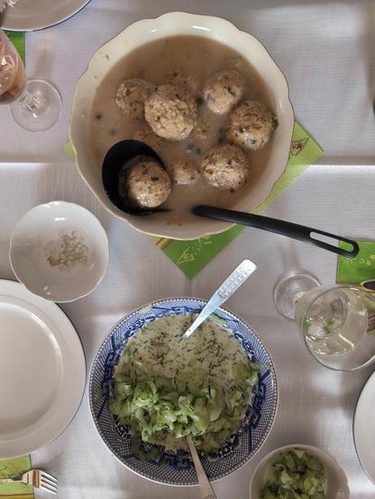 Eine Schale vegatarischer Königsberger Klopse und eine Schale Gurkensalat. Dazu gab's spanischen Roséwein. Und einen alkoholfreien Weißwein, den ich nicht empfehlen kann. Dann doch lieber Orangensaft.