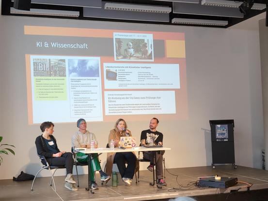 Podium vor einer Folie mit der Überschrift »KI und Wissenschaft« und Beispielen wie »Literaturrecherche mit Künstlicher Intelligenz«