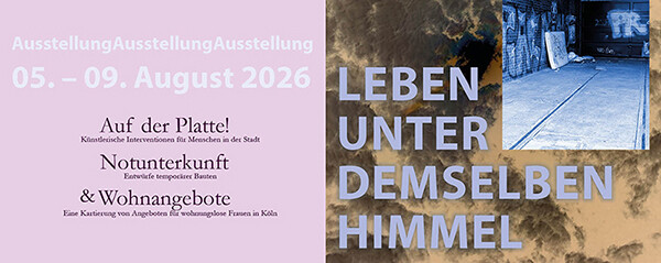 SharePic im breiten Querformat. Links auf hellrosa Hintergrund: „Ausstellung 05. - 09. August 2026 Auf der Platte! / Notunterkunft / & Wohnangebote“ (wie im Tröt beschrieben), rechts „Leben unter demselben Himmel“ mit einem Foto von einer an eine Mauer gelehnten Matratze in einer Einfahrt mit Straßenbahnschienen.