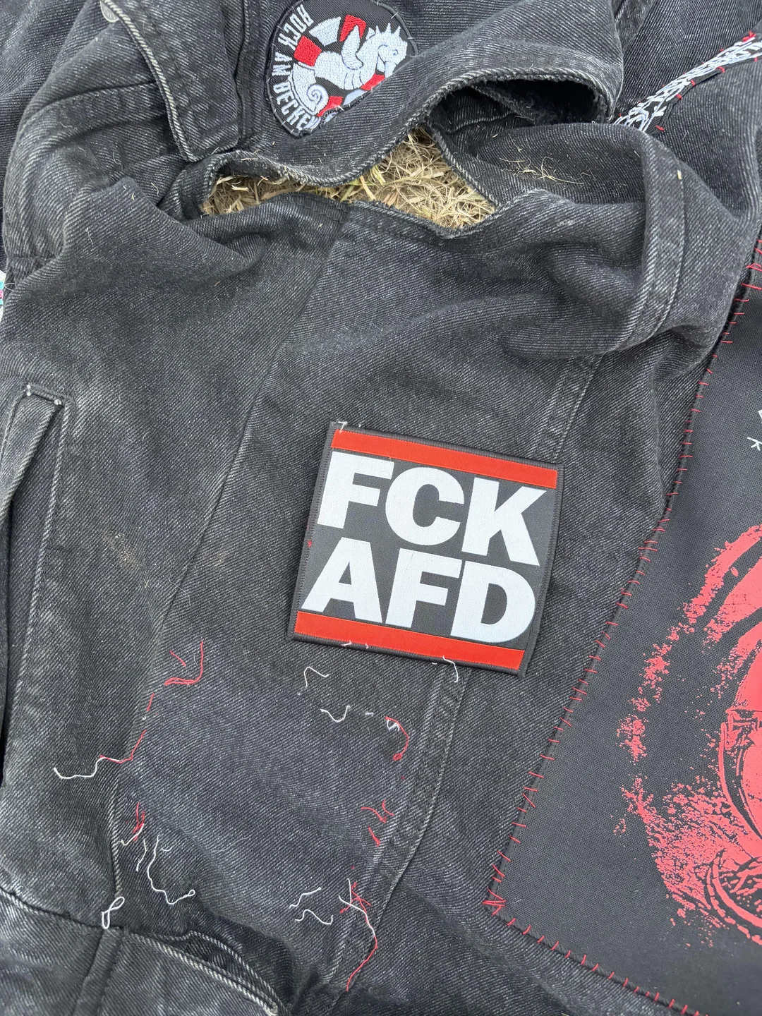 Abgerissener FCK AFD Patch auf Kutte